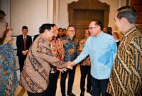 Menteri Pertahanan RI Prabowo Subianto mendampingi Presiden RI Jokowi menemui Perdana Menteri Malaysia Anwar Ibrahim. (Dok. Tim Media Prabowo Subianto) 
