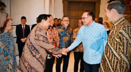 Menteri Pertahanan RI Prabowo Subianto mendampingi Presiden RI Jokowi menemui Perdana Menteri Malaysia Anwar Ibrahim. (Dok. Tim Media Prabowo Subianto) 
