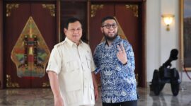 Menteri Pertahanan Prabowo Subianto bersama podcaster konten bisnis Deryansha Azhary. (Dok. Tim Media Prabowo Subianto)