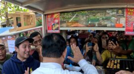 Menteri Pertahanan Prabowo Subianto menunggu giliran jajan takoyaki di tengah suasana heboh masyarakat menyambut kedatangannya. (Dok. Tim Media Prabowo Subianto)