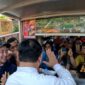 Menteri Pertahanan Prabowo Subianto menunggu giliran jajan takoyaki di tengah suasana heboh masyarakat menyambut kedatangannya. (Dok. Tim Media Prabowo Subianto)