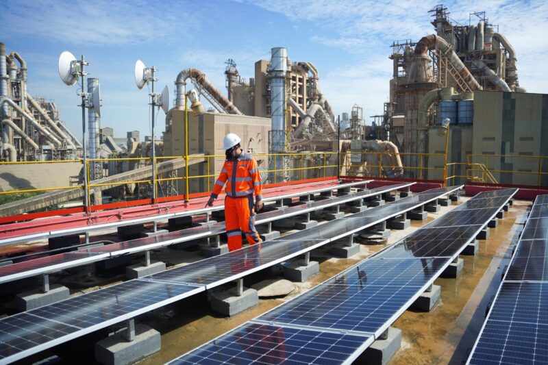 SobatBangun juga melakukan diversifikasi layanan dengan menyediakan pasokan solar panel untuk kebutuhan lingkup internal Pabrik SIG, sebagai pemanfaatan Energi Baru Terbarukan (EBT).