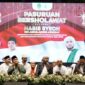 Menteri BUMN Erick Thohir bersama Habib Syech Bin Abdul Qodir Assegaf di Stadion Untung Suropati, Kota Pasururan. (Dok. Kementerian BUMN)