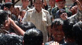 Ketua Umum Partai Gerindra Prabowo Subianto saat bersama Masyarakat. (Facbook.com/@Prabowo Subianto)

