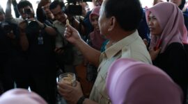 Menteri Pertahanan (Menhan) Prabowo Subianto menyicipi Thiwul Chokot, buatan emak-emak PKK Desa Prima. (Dok. Tim Media Prabowo) 
