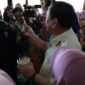 Menteri Pertahanan (Menhan) Prabowo Subianto menyicipi Thiwul Chokot, buatan emak-emak PKK Desa Prima. (Dok. Tim Media Prabowo) 
