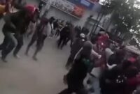 Penjarahan, dan penganiayaan terhadap pedagang Pasar Kutabumi oleh Ormas. (Instagram.com/@tangerang.terkini) 
