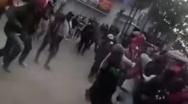 Penjarahan, dan penganiayaan terhadap pedagang Pasar Kutabumi oleh Ormas. (Instagram.com/@tangerang.terkini) 
