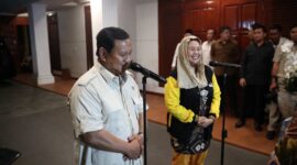 Ketua Umum Partai Gerindra Prabowo Subianto menyambut kehadiran putri almarhum Presiden keempat RI Abdurrahman Wahid atau Gus Dur, Yenny Wahid. (Dok. Tim Media Prabowo Subianto) 
