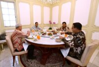 Presiden Jokowi melakukan santap siang bersama tiga calon presiden pada pemilihan presiden 2024, yaitu Prabowo Subianto, Ganjar Pranowo, dan Anies Baswedan di Istana Merdeka. (Dok. Tim Media Prabowo Subianto)
