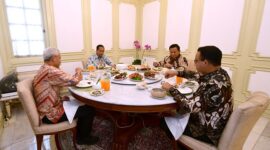 Presiden Jokowi melakukan santap siang bersama tiga calon presiden pada pemilihan presiden 2024, yaitu Prabowo Subianto, Ganjar Pranowo, dan Anies Baswedan di Istana Merdeka. (Dok. Tim Media Prabowo Subianto)
