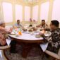 Presiden Jokowi melakukan santap siang bersama tiga calon presiden pada pemilihan presiden 2024, yaitu Prabowo Subianto, Ganjar Pranowo, dan Anies Baswedan di Istana Merdeka. (Dok. Tim Media Prabowo Subianto)
