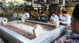 Menteri BUMN Erick Thohir melakukan kegiatan ziarah dan doa ke makam pendiri Nahdlatul Ulama (NU). (Facbook.com/@Erick Thohir)