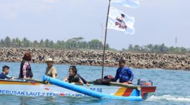 Menteri Pertahanan Prabowo Subianto menjajal kapal Bersama dengan mantan menteri KKP Susi Pudjiastuti dan juga para nelayan. (Dok. Tim Media Prabowo Subianto)
