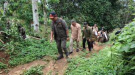 Kepala BNPB Letjen TNI Suharyanto meninjau lokasi terdampak longsor di Desa Bencoy, Kecamatan Cireunghas, Kabupaten Sukabumi. (Facebook.com/Badan Nasional Penanggulangan Bencana)