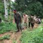 Kepala BNPB Letjen TNI Suharyanto meninjau lokasi terdampak longsor di Desa Bencoy, Kecamatan Cireunghas, Kabupaten Sukabumi. (Facebook.com/Badan Nasional Penanggulangan Bencana)