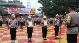 Kapolres Purwakarta AKBP Edwar Zulkarnain pimpin upacara Pemberhentian Tidak Dengan Hormat (PTDH) In Absentia 2 personel Polres Purwakarta,Senin 04/12/2023 (foto : Istimewa)