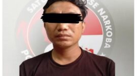 Pelaku berinisial PA (33) yang tercatat sebagai warga Desa Dangdeur, Kecamatan Subang, Kabupaten Subang.saat diamankan jajaran Pollres Subang,Jum'at 08/12/2023 ( foto : Humas Polres Subang)