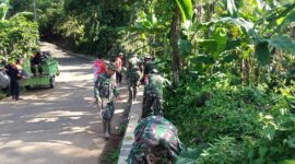Ciptakan Lingkungan Bersih, Danramil 1903/Drd bersama Muspika Lakukan Karya Bhakti Pembersihan Selokan,Senin 11/12/2023 (foto : Istimewa)