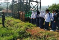 Koramil 1906/Skt bersama unsur Desa dan siswa SMP Pasirmunjul serta warga,bertempat di Kp. Cigintung, Rt 33/02, Desa Pasir Munjul, Kecamatan Sukatani, Kabupaten Purwakarta,Selasa 12/12/2023 ( foto : Istimewa)