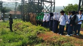 Koramil 1906/Skt bersama unsur Desa dan siswa SMP Pasirmunjul serta warga,bertempat di Kp. Cigintung, Rt 33/02, Desa Pasir Munjul, Kecamatan Sukatani, Kabupaten Purwakarta,Selasa 12/12/2023 ( foto : Istimewa)
