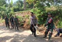 Karya bakti pembersihan sampah dan rumput,selokan dan saluran air bertempat di Desa Mekarjaya,Kecamatan Kiara Pedes,Kabupaten Purwakarta,Selasa 12/12/2023 (foto : Istimewa)