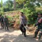 Karya bakti pembersihan sampah dan rumput,selokan dan saluran air bertempat di Desa Mekarjaya,Kecamatan Kiara Pedes,Kabupaten Purwakarta,Selasa 12/12/2023 (foto : Istimewa)