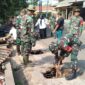 Anggota Koramil 1904/Cpk bersama Aparatur Desa Cikumpay serta warga,melakukan karya bakti pembersihan parit/got di Kampung Cikananga tepatnya RT 08 RW 02 Desa Cikumpay, Kecamatan Campaka,Rabu 13/12/2023 (foto : Istimewa)