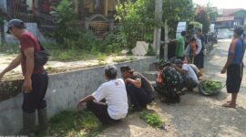 Anggota Koramil 1905/Jtl bersama aparatur Desa Jatimekar serta masyarakat melakukan kerja bakti pembersihan parit/got di Kampung Taruma Sari Rt.17 Rw.05 Desa Jatimekar, Kecamatan Jatiluhur,Rabu 13/12/2023 (foto : Istimewa)
