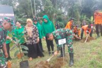 Dandim 0619/Pwk Letkol Arm Andi Achmad Afandi,S.Sos,M,Si,saat penanaman pohon dalam rangka Hari Juang Kartika TNI AD ke 78 di Kp.Babakan Ceuri,Desa Pusakamulya,Kecamatan Kiarapedes,Kamis 14/12/2023 (foto : Istimewa)
