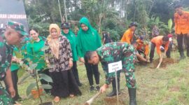 Dandim 0619/Pwk Letkol Arm Andi Achmad Afandi,S.Sos,M,Si,saat penanaman pohon dalam rangka Hari Juang Kartika TNI AD ke 78 di Kp.Babakan Ceuri,Desa Pusakamulya,Kecamatan Kiarapedes,Kamis 14/12/2023 (foto : Istimewa)