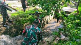 Anggota Koramil 1902/Pld saat karya bakti pembersihan Sungai Citamiang Kp.Palumbon Rt 02 Rw 01 Desa Citamiang, Kecamatan Maniis,Purwakarta, Jum'at 15/12/2023 (foto : Istimewa)
