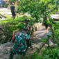 Anggota Koramil 1902/Pld saat karya bakti pembersihan Sungai Citamiang Kp.Palumbon Rt 02 Rw 01 Desa Citamiang, Kecamatan Maniis,Purwakarta, Jum'at 15/12/2023 (foto : Istimewa)