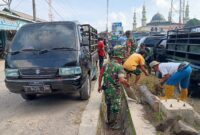 Koramil 1903/Drd bersama warga lakukan pembersihan pasar hewan di Kp.Mulyasari RT.01/01 Desa Pangkalan, Kecaamatan Bojong Kabupaten Purwakarta,Jum'at 15/12/2023 (foto : Istimewa)