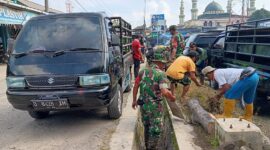 Koramil 1903/Drd bersama warga lakukan pembersihan pasar hewan di Kp.Mulyasari RT.01/01 Desa Pangkalan, Kecaamatan Bojong Kabupaten Purwakarta,Jum'at 15/12/2023 (foto : Istimewa)
