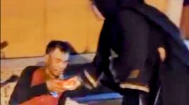 Musliatun saat membantu warga tak mampu yang berada di wilayah sekiitaran dari Masjid Agung sampai Pasar Johar, Karawang Kamis malam 15/12/2023 (foto : Istimewa)