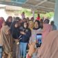 Musliatun bersama Ratusan Emak - emak atau kaum ibu pengajian di Dusun Ciwadas Kelurahan Klari, Kecamatan Klari,Kabupaten Karawang (foto : Istimewa)