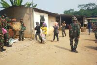 Koramil 1906/Skt bersama Pemdes Sukatani serta masyarakat,melakukan karya bakti pembersihan Pasar Anyar Sukatani Jalan Raya Purwakarta-Bandung,Rt 03/Rw 01 Desa Sukatani, Kecamatan Sukatani, Kabupaten Purwakarta,Sabtu 16/12/2023 (foto : Istimewa)