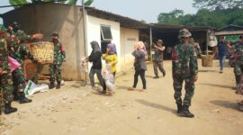 Koramil 1906/Skt bersama Pemdes Sukatani serta masyarakat,melakukan karya bakti pembersihan Pasar Anyar Sukatani Jalan Raya Purwakarta-Bandung,Rt 03/Rw 01 Desa Sukatani, Kecamatan Sukatani, Kabupaten Purwakarta,Sabtu 16/12/2023 (foto : Istimewa)