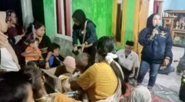 Musliatun bersama warga di Dusun Salam Desa Karang Jaya, Kecamatan Pedes,Karawang,Sabtu 16/12/2023 (foto : Istimewa)