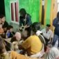 Musliatun bersama warga di Dusun Salam Desa Karang Jaya, Kecamatan Pedes,Karawang,Sabtu 16/12/2023 (foto : Istimewa)
