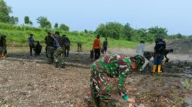 Koramil 1907/Bgs bersama aparatur desa dan warga saat karya bakti pembersihan drainase di Gang Melon Rt 07 Rw 04 Desa Babakancikao,Kecamatan Babancikao,Minggu 17/12/2023 (foto : Istimewa)
