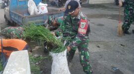 Peduli lingkungan,Koramil 1908/Pwk bersama warga lakukan pembersihan sampah di sekitar pasar Simpang,Minggu 17/12/2023 ( foto : Istimewa)