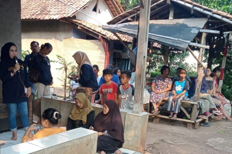Misliatun saat lampanye di Dusun Gabel,Desa Pasir Kaliki,Kecamatan Rawamerta,Karawang,Minggu 17/12/2023(foto : Istimewa)