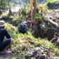 Anggota Koramil 1902/Pld bersama warga melakukan karybakti pembersihan lingkungan dibertempat di Desa Sindangsari,Kecamatan Plered,Selasa 19/12/2023 (foto : Istimewa)