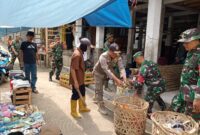 Anggota Koramil 1901/Wny bersama Pemdes dan warga saat melakukan karya bakti pembersihan sampah dan rumput sekitar Pasar Wanayasa,Selasa 19/12/2023 (foto : Istimewa)