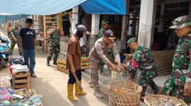 Anggota Koramil 1901/Wny bersama Pemdes dan warga saat melakukan karya bakti pembersihan sampah dan rumput sekitar Pasar Wanayasa,Selasa 19/12/2023 (foto : Istimewa)
