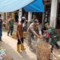 Anggota Koramil 1901/Wny bersama Pemdes dan warga saat melakukan karya bakti pembersihan sampah dan rumput sekitar Pasar Wanayasa,Selasa 19/12/2023 (foto : Istimewa)