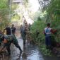 Koramil 1904/Cpk bersama Pemdes Cirende serta warga  melakukan karya bakti pembersihan saluran air sepanjang 500 meter, bertempat di sekitar jalan Desa Cirende, Kecamatan Campaka, Kabupaten Purwakarta, Selasa 20/12/2023 (foto : Istimewa)