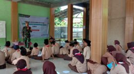 Serka Supriadi Anggota Koramil 1904/Cpk saat memberikan Bintahwil kepada pelajar MTS dan MA Alfiah Nahdatul Ulama Campakasari,Rabu 20/12/2023 (foto : Istimewa)